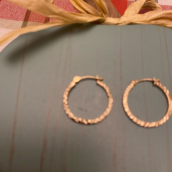 Awesome 14kt yellow gold approx 1 inch diamond cut hoop earrings - Picture 5 of 7